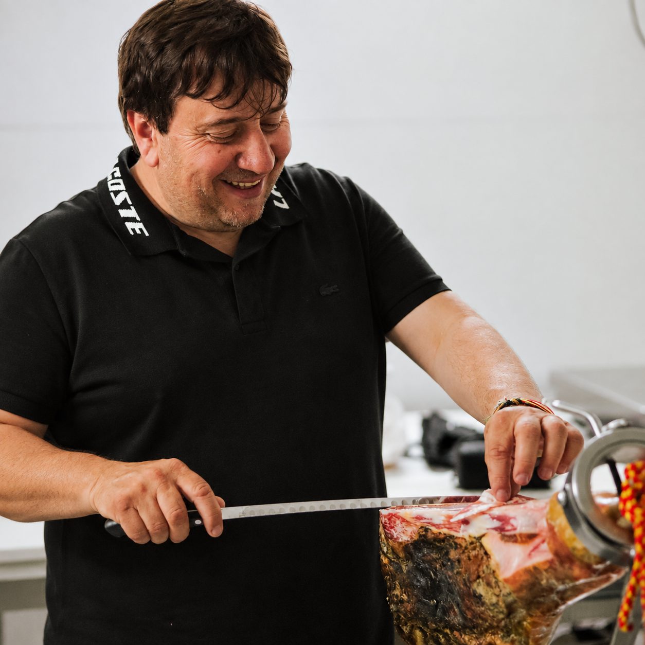 Maestro cortador de Jamones Pinante cortando un jamón